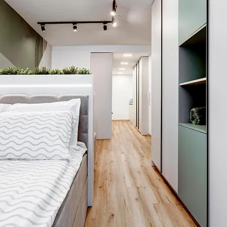 Newly Renovated Comfortable First-floor 아파트 *