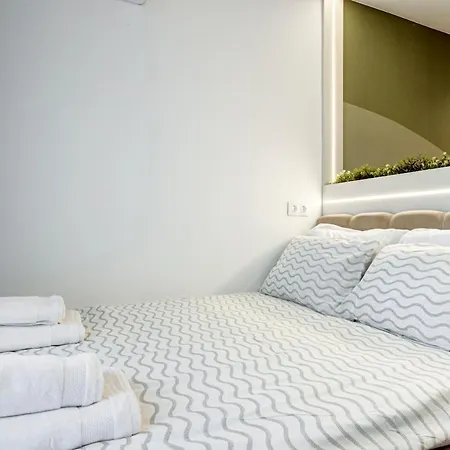 Newly Renovated Comfortable First-floor 아파트 *